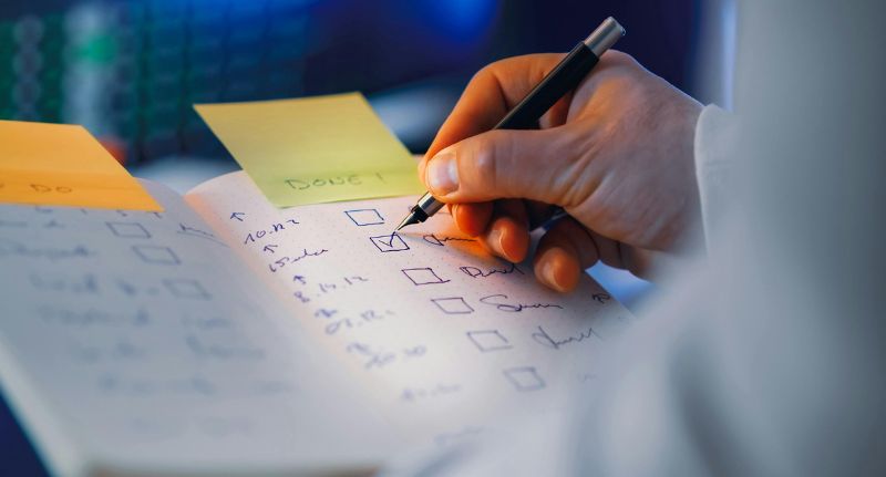 Empreendedor organiza todas as suas tarefas.