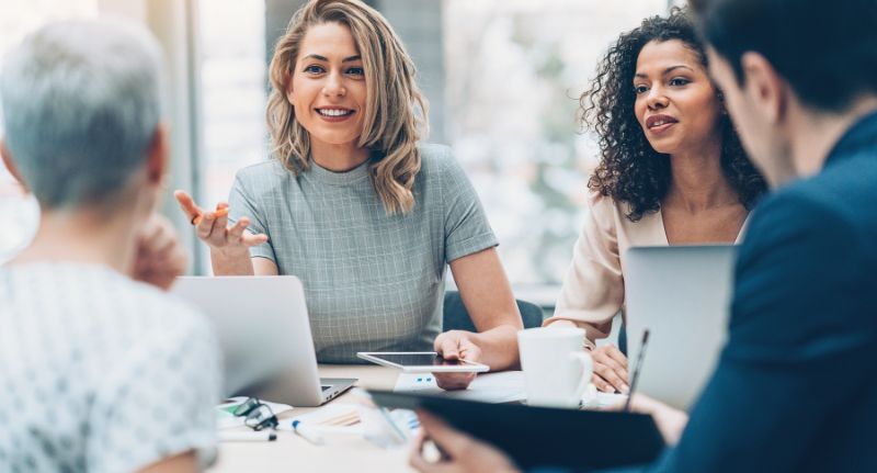 pessoas em empresa fazendo gestão de negócios