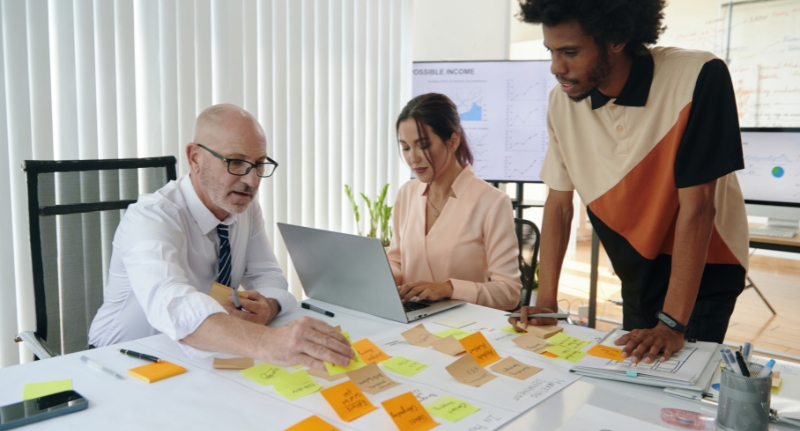 Uma equipe de três pessoas faz o planejamento da sua empresa.