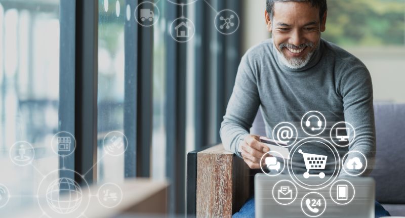 Homem analisando uma estratégia omnichannel em seu negócio através do celular