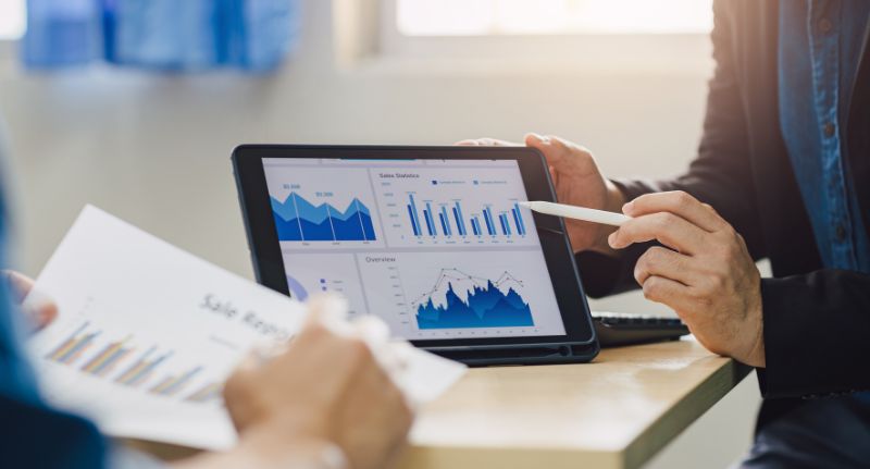 Pessoa empreendedora analisando o fluxo de caixa da empresa antes de solicitar crédito empresarial.