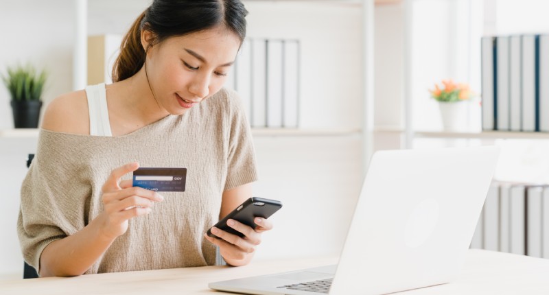 pessoa fazendo compras online