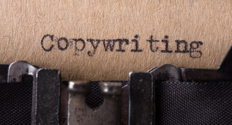 A palavra "copywriting" escrita em papel marrom por uma máquina de escrever.