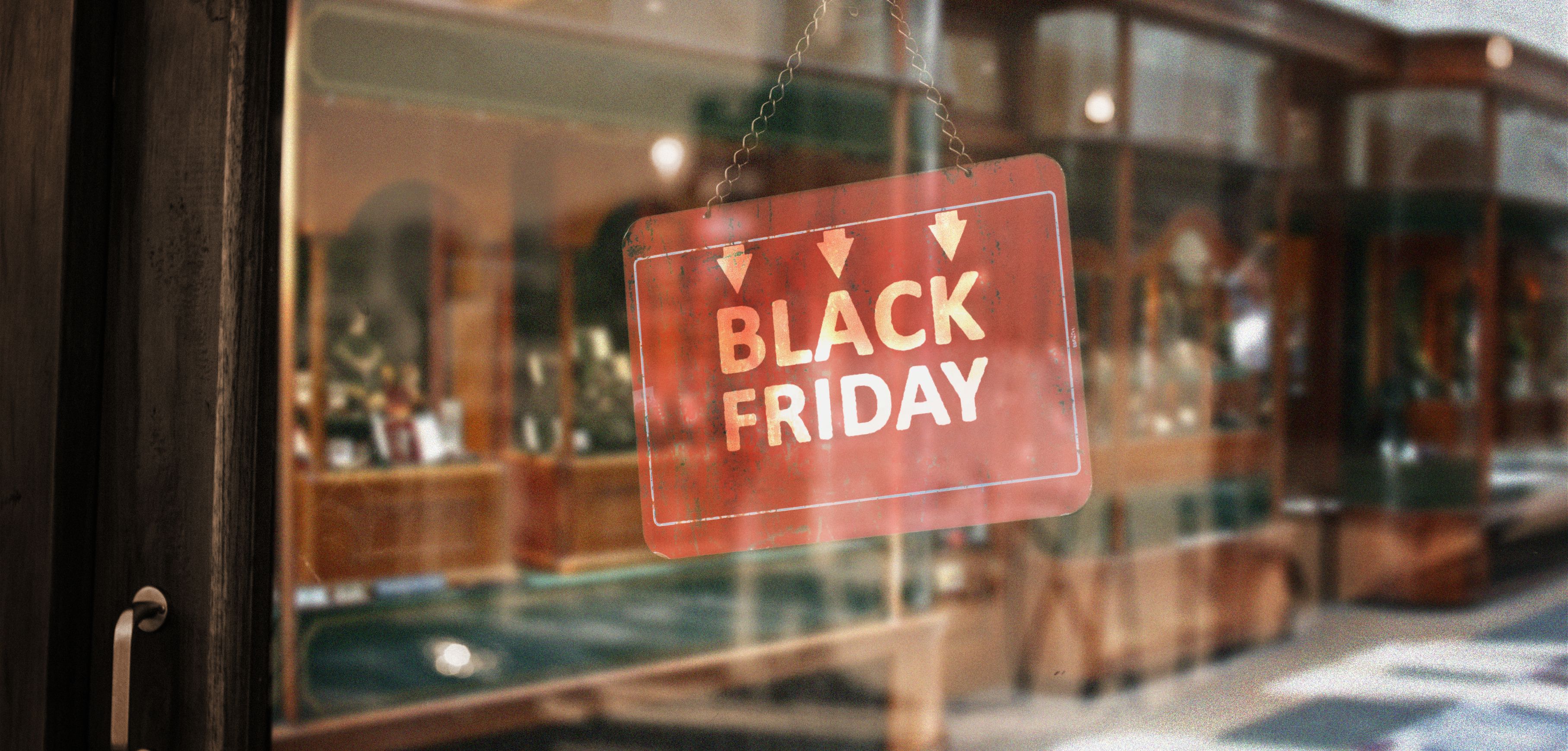 A imagem mostra uma placa escrito Black Friday.