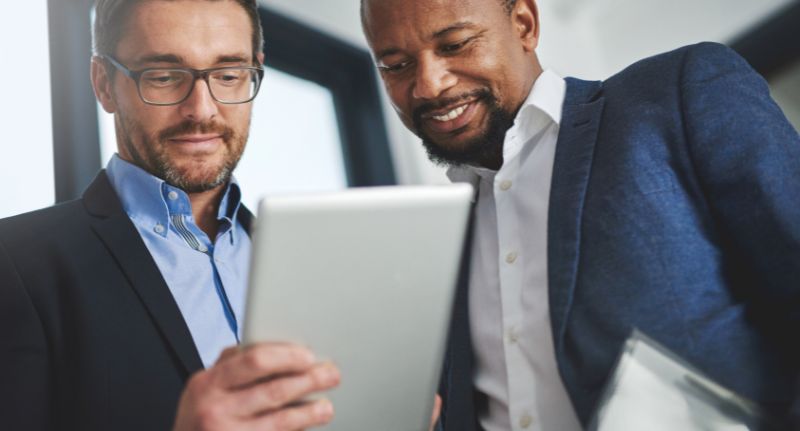 Empreendedor recebe orientações sobre o seu negócio com um investidor anjo.