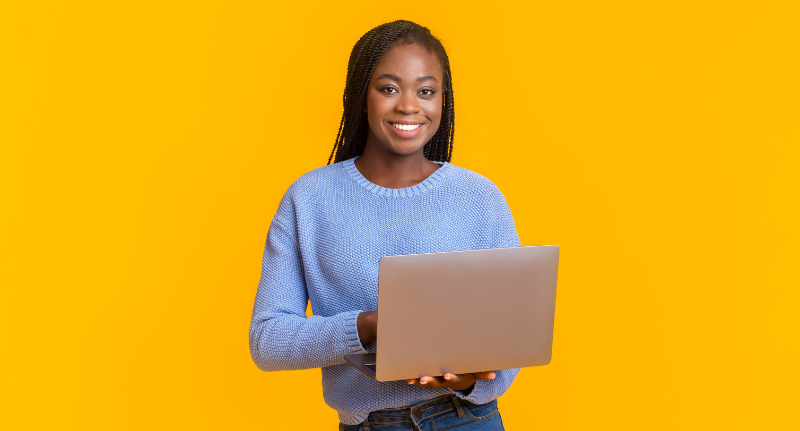 A imagem mostra uma mulher jovem negra sorridente na frente de um fundo amarelo.