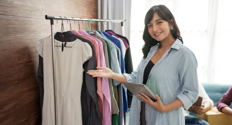 A imagem mostra uma empreendedora mostrando seus produtos.
