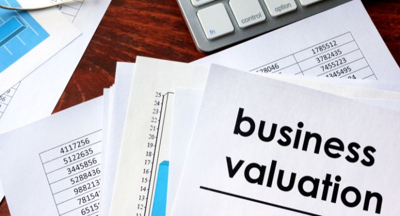 A imagem mostra um letreiro escrito "business valuation", para ilustrar o tema do texto sobre "O que é business valuation".