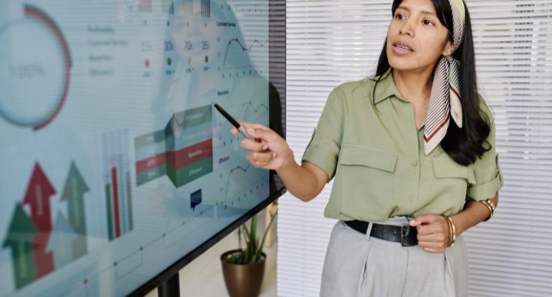 Uma mulher aponta para um gráfico de tendências para 2026.