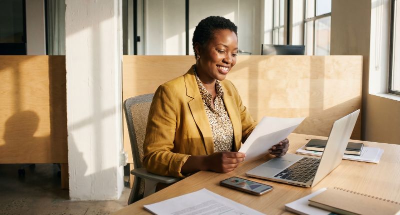 Empreendedora revisa o orçamento da empresa para começar o segundo semestre do ano.