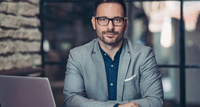 homem empreendedor e empresário trabalhando em seu negócio