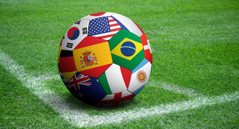 Bola de futebol composta de bandeiras de vários países.