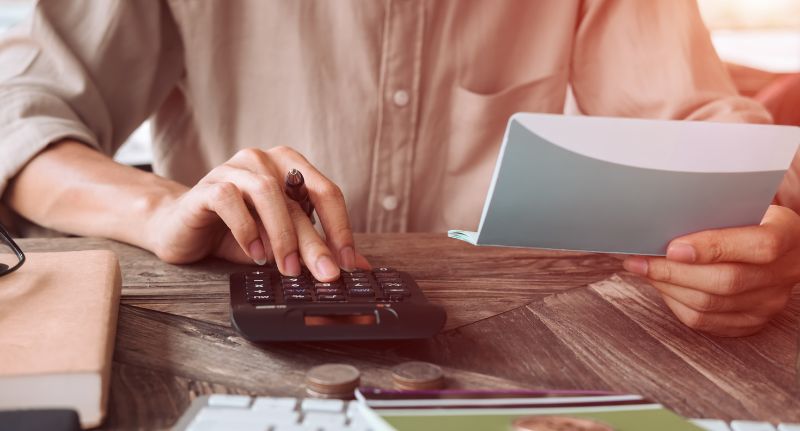 Pessoa analisando e calculando a DRE de sua empresa