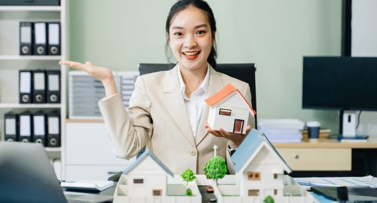 Corretor de imóveis: como funciona a profissão e o que considerar antes de entrar no mercado