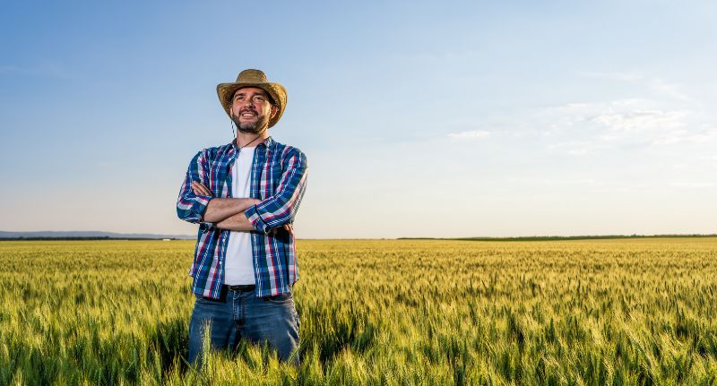 a imagem mostra um homem agricultor sorrindo