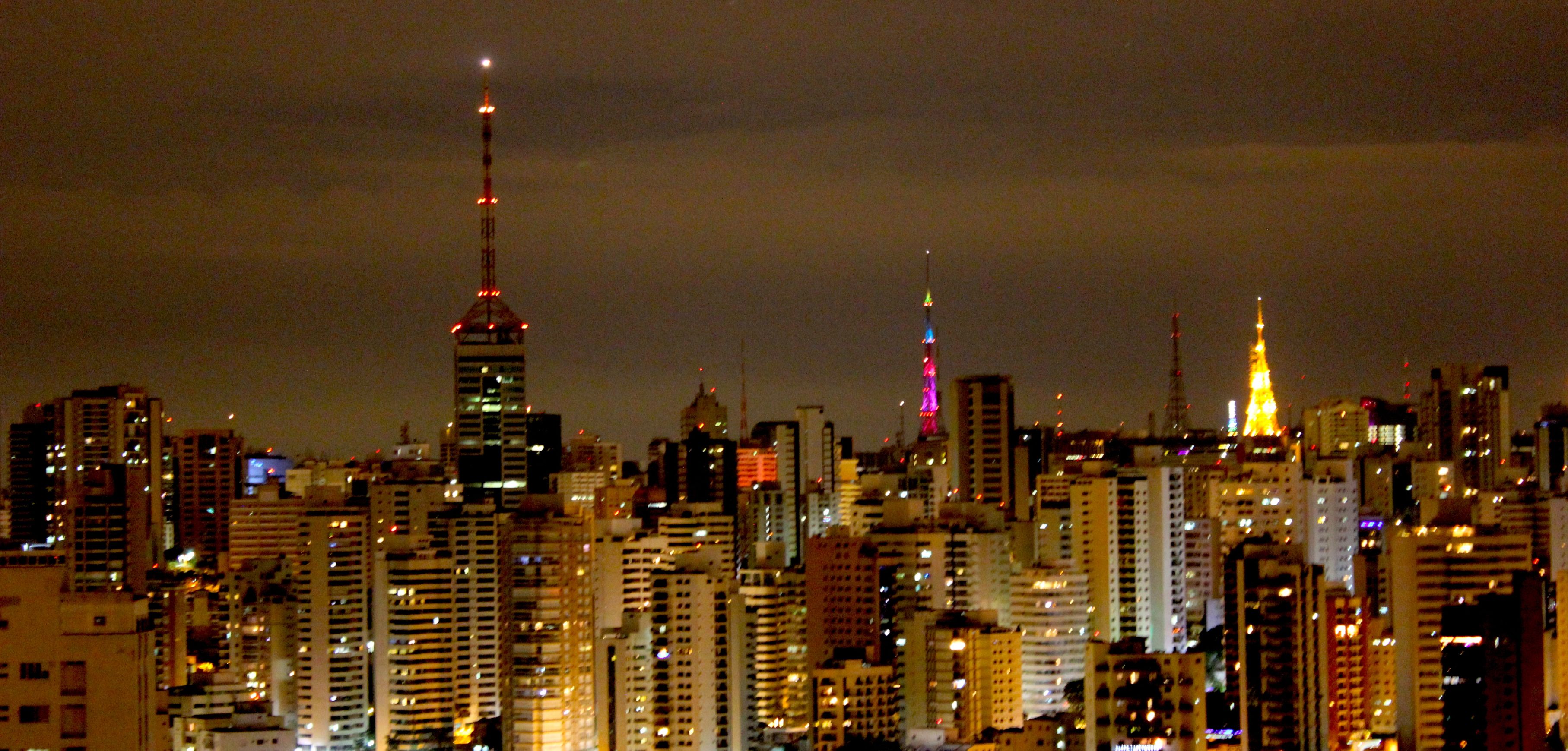 Imagem da cidade de São Paulo à noite.