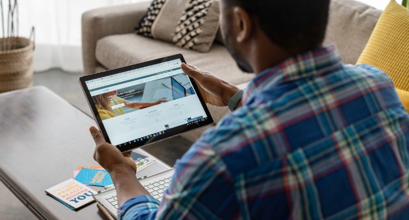 Candidato busca vagas.