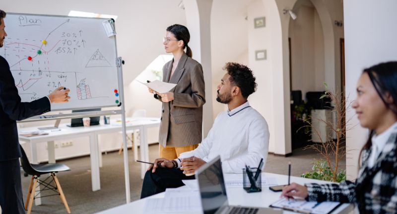Grupo de empreendedores faz o planejamento de sua empresa.