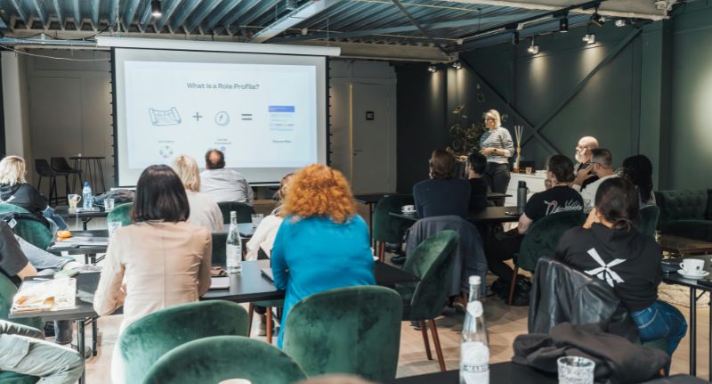 Diversos profissionais participam de uma formação complementar para aprimorarem seu conhecimento.