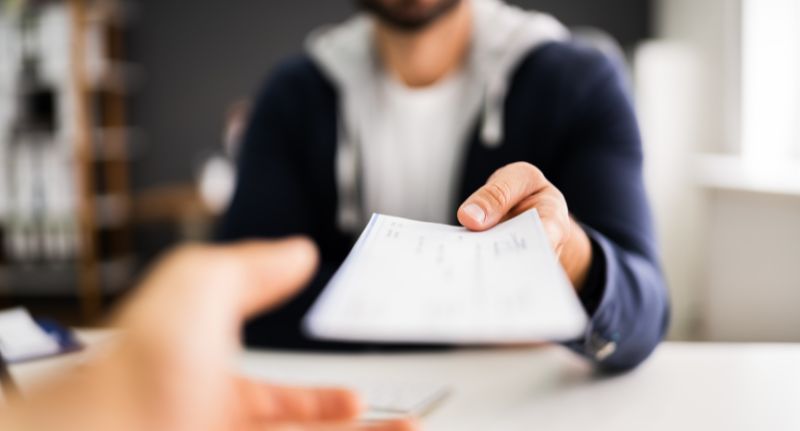 empresário entregando a folha de pagamento para funcionário