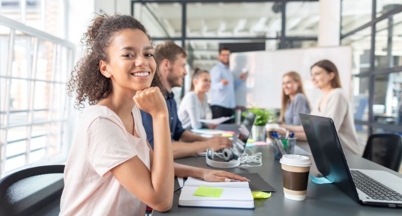 a imagem mostra pessoas exercendo o empreendedorismo em uma empresa.