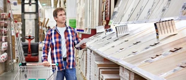 homem em loja de varejo da construção fazendo compras